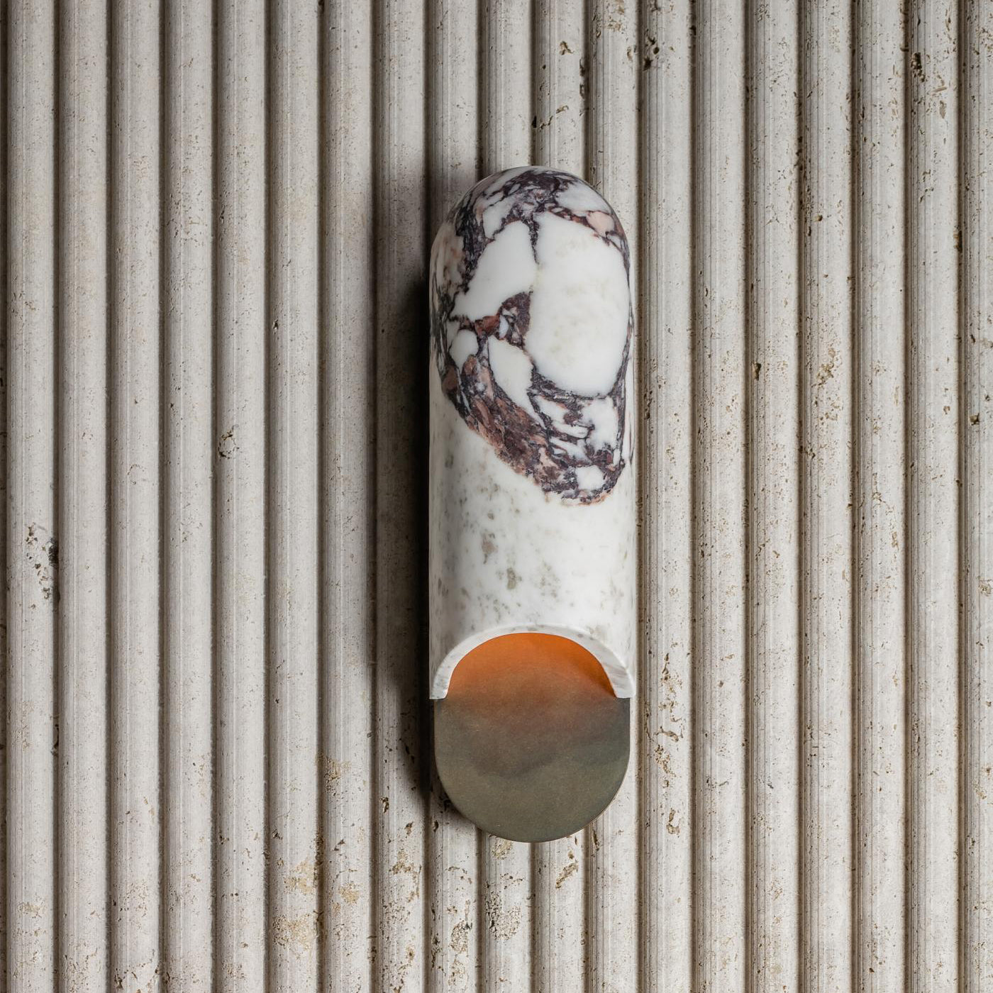 Capsulevormige wandlamp van geel travertin, marmer en messing - afbeelding 3 | Noma Lighting