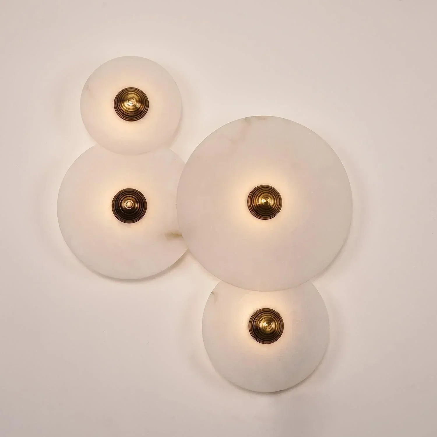 Slanke moderne minimalistische wandlamp van albast - afbeelding 13 | Noma Lighting