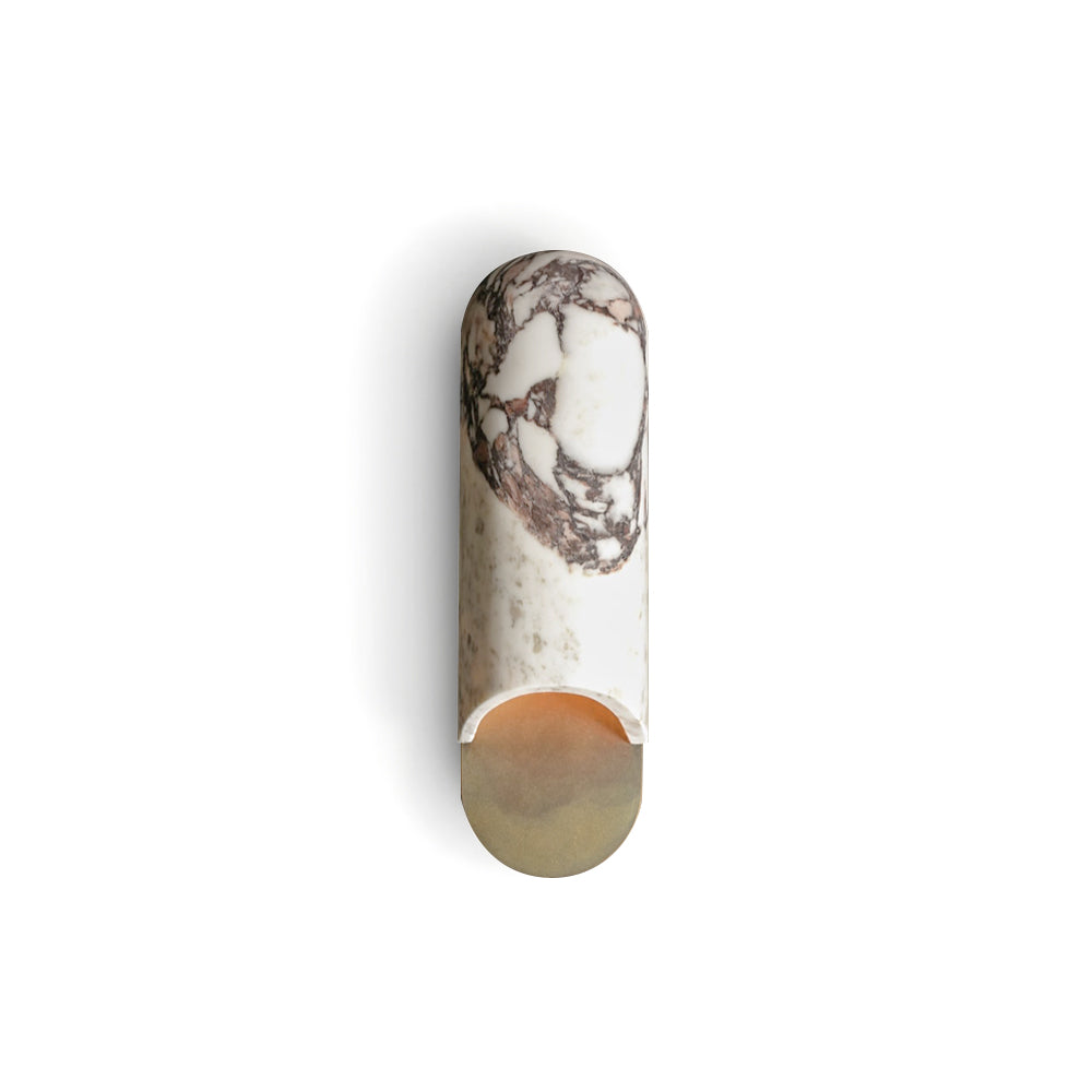 Capsulevormige wandlamp van geel travertin, marmer en messing - afbeelding 1 | Noma Lighting