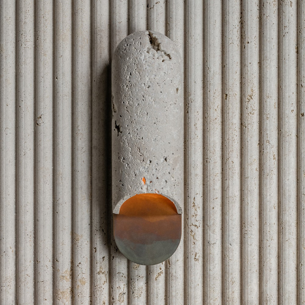 Capsulevormige wandlamp van geel travertin, marmer en messing - afbeelding 6 | Noma Lighting