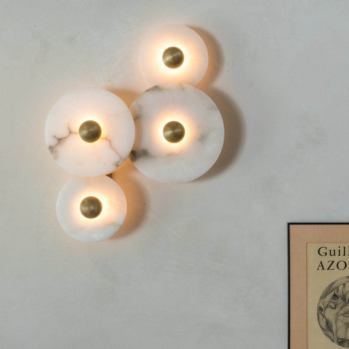 Slanke moderne minimalistische wandlamp van albast - afbeelding 8 | Noma Lighting