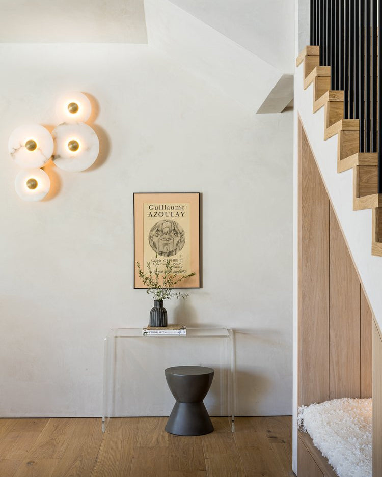 Slanke moderne minimalistische wandlamp van albast - afbeelding 9 | Noma Lighting