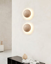 Tavenise ronde wandlamp in travertin - afbeelding 2 | Noma Lighting