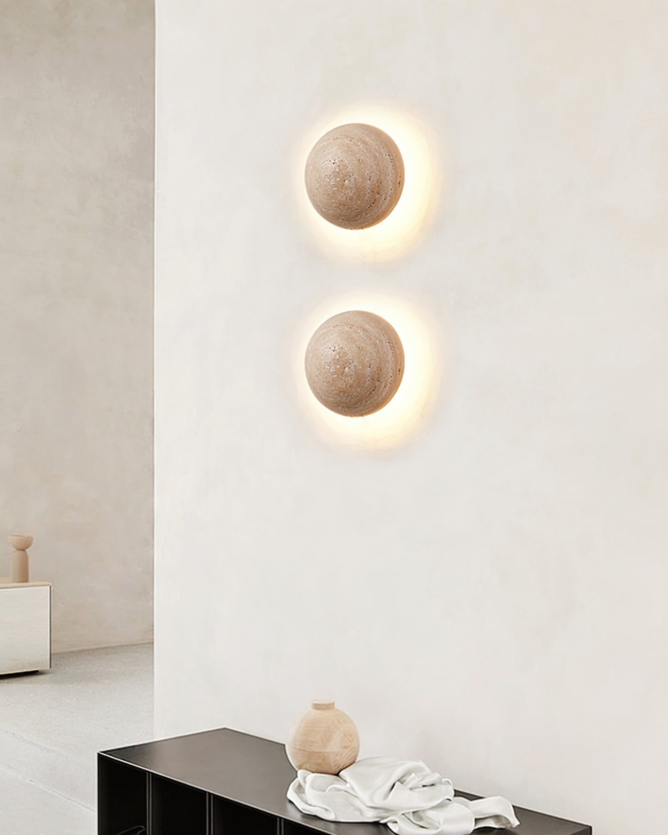 Tavenise ronde wandlamp in travertin - afbeelding 2 | Noma Lighting