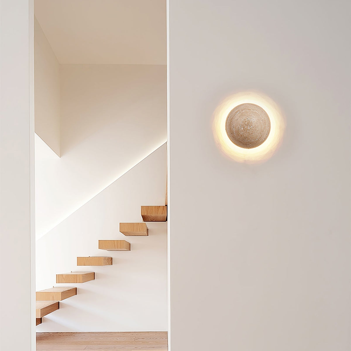 Tavenise ronde wandlamp in travertin - afbeelding 3 | Noma Lighting
