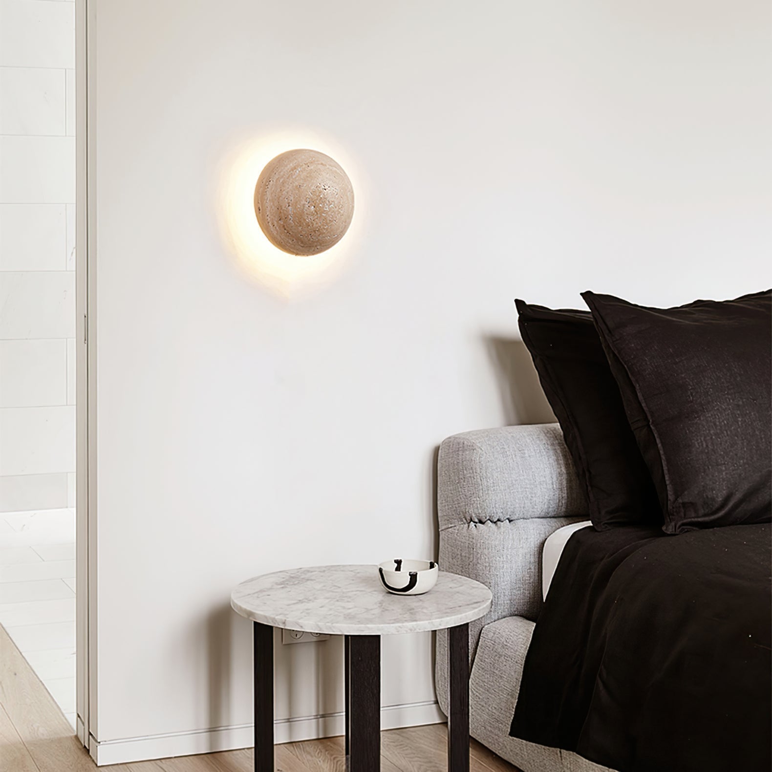 Tavenise ronde wandlamp in travertin - afbeelding 9 | Noma Lighting