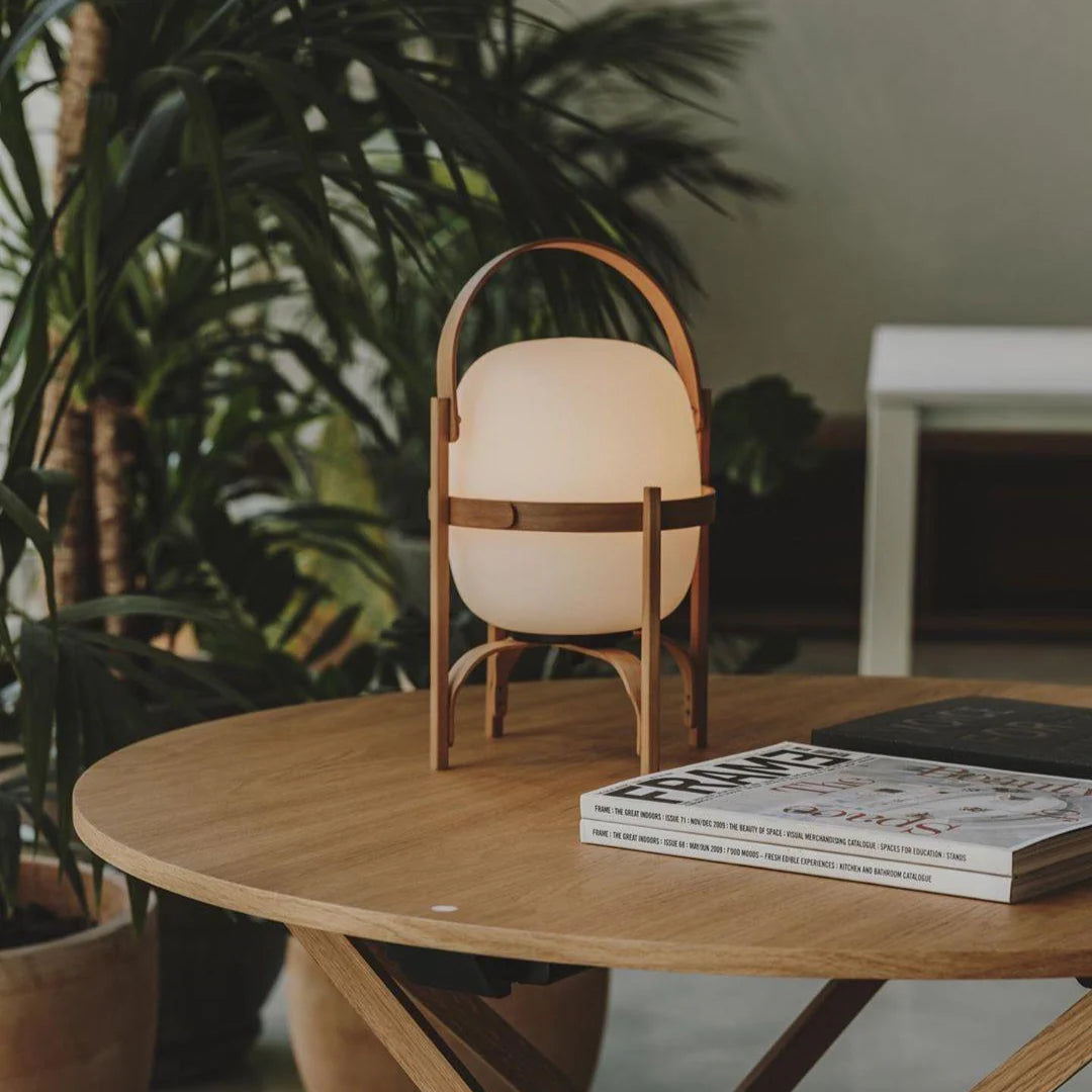 Houten tafellamp in een rustig interieur